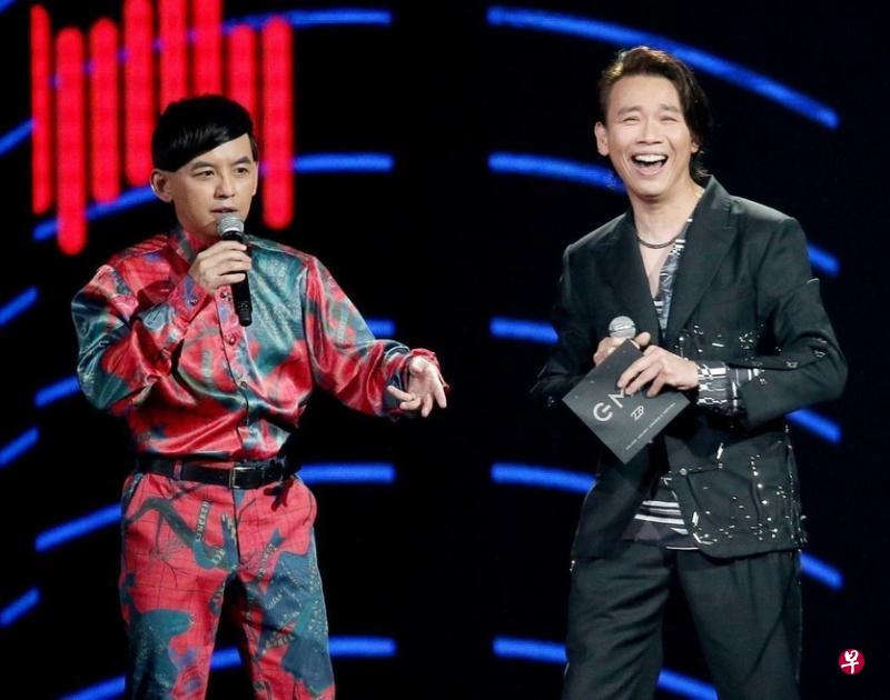 黄子佼(左)上台为陶喆的麦克风消音解围。 黄子佼(左)上台为陶喆的麦克风消音解围。