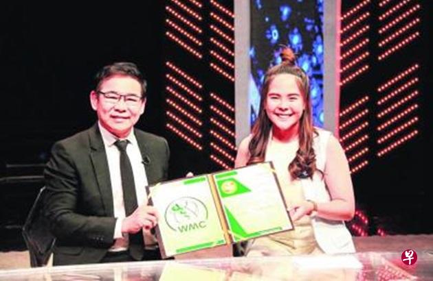 失去双脚的尼查勒,从院长阿迪斯手上接过“开心大使”的工作合约。她将以自身经历,鼓励病患抵抗病魔。(取自面簿) 失去双脚的尼查勒,从院长阿迪斯手上接过“开心大使”的工作合约。她将以自身经历,鼓励病患抵抗病魔。(取自面簿)