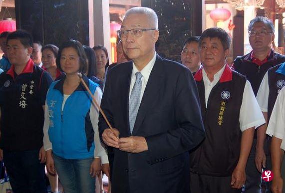 中国国民党主席当选人、前副总统吴敦义,27日抵澎谢票,分别前往澎湖天后宫与马公观音亭2庙上香还愿。中央社 中国国民党主席当选人、前副总统吴敦义,27日抵澎谢票,分别前往澎湖天后宫与马公观音亭2庙上香还愿。中央社