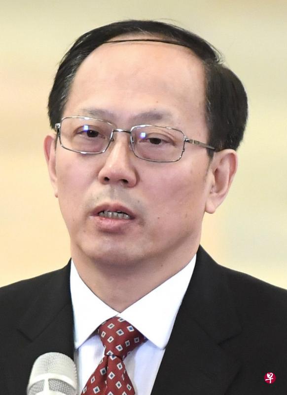 今年60岁的苟仲文曾担任信息产业部副部长、北京市副市长、中共北京市委副书记,现为国家体育总局局长。中国男乒三名主将集体罢赛的事件,让他最近成了众矢之的。(新华社) 今年60岁的苟仲文曾担任信息产业部副部长、北京市副市长、中共北京市委副书记,现为国家体育总局局长。中国男乒三名主将集体罢赛的事件,让他最近成了众矢之的。(新华社)