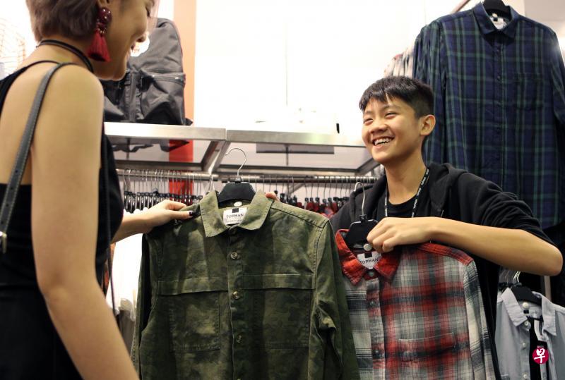 谢俊祥(右)在服装店实习,从中建立自信,能更自然地与顾客打交道。(林泽锐摄) 谢俊祥(右)在服装店实习,从中建立自信,能更自然地与顾客打交道。(林泽锐摄)