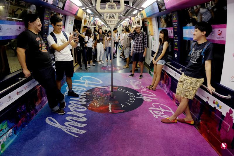 德教太和观与全国青年理事会联手推出“和谐列车”,希望通过缤纷的设计传达维护社会和谐的信息,接下来六至八个星期将在地铁东北线川行。(曾坤顺摄) 德教太和观与全国青年理事会联手推出“和谐列车”,希望通过缤纷的设计传达维护社会和谐的信息,接下来六至八个星期将在地铁东北线川行。(曾坤顺摄)