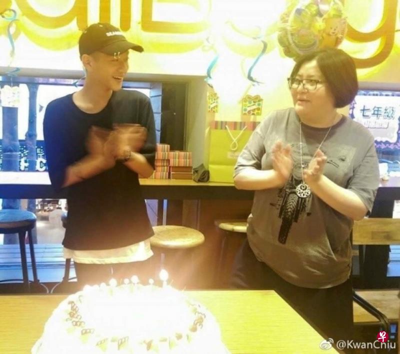 邱瓈宽(右)为儿子Don Don庆生。(微博图) 邱瓈宽(右)为儿子Don Don庆生。(微博图)