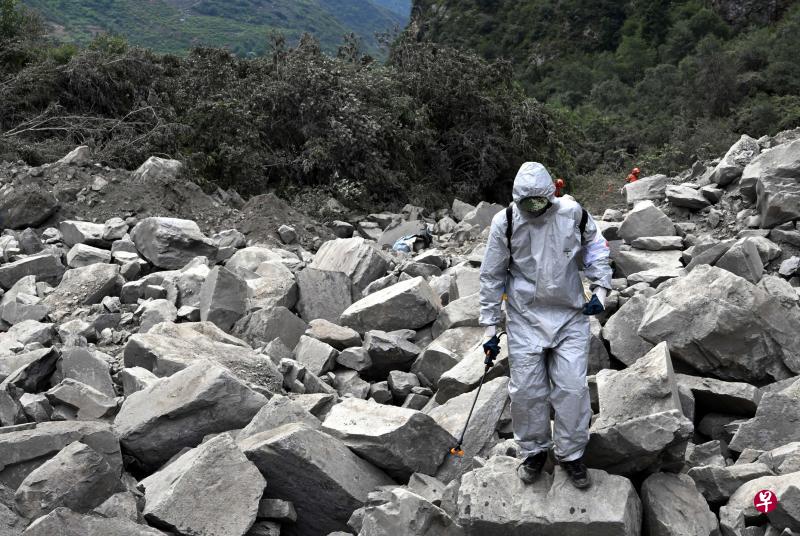 四川茂县叠溪镇新磨村新村组富贵山“6·24”特别重大山体滑坡灾害搜救工作昨天进入第3天,上千名救援人员坚守现场全力搜救。图为防疫人员进行消毒防疫。(中新社) 四川茂县叠溪镇新磨村新村组富贵山“6·24”特别重大山体滑坡灾害搜救工作昨天进入第3天,上千名救援人员坚守现场全力搜救。图为防疫人员进行消毒防疫。(中新社)