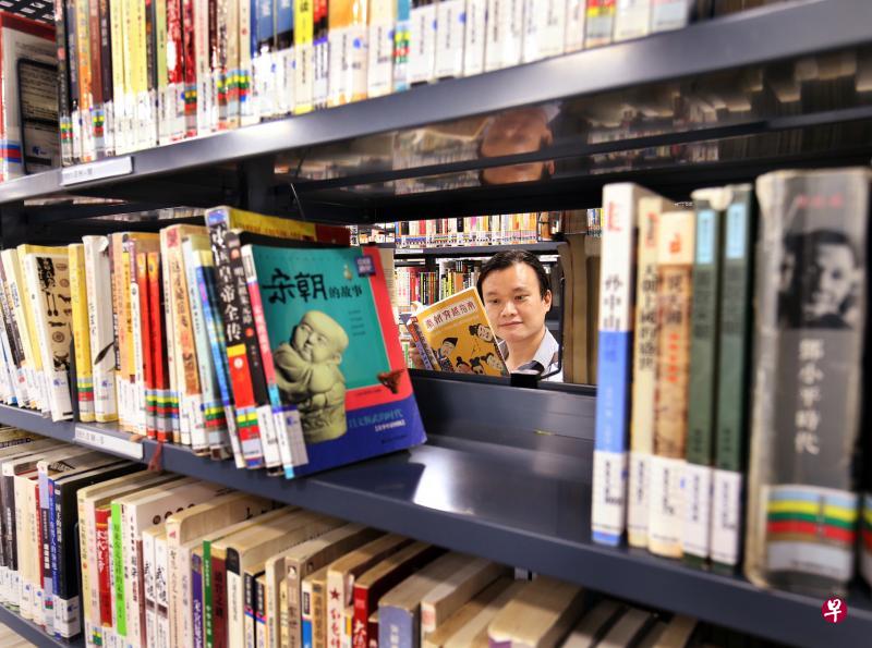 热爱阅读的工程设备经理林文杰尽管工作忙碌,每天仍会抽出至少一小时阅读喜爱的华文书籍。(周柏荣摄) 热爱阅读的工程设备经理林文杰尽管工作忙碌,每天仍会抽出至少一小时阅读喜爱的华文书籍。(周柏荣摄)