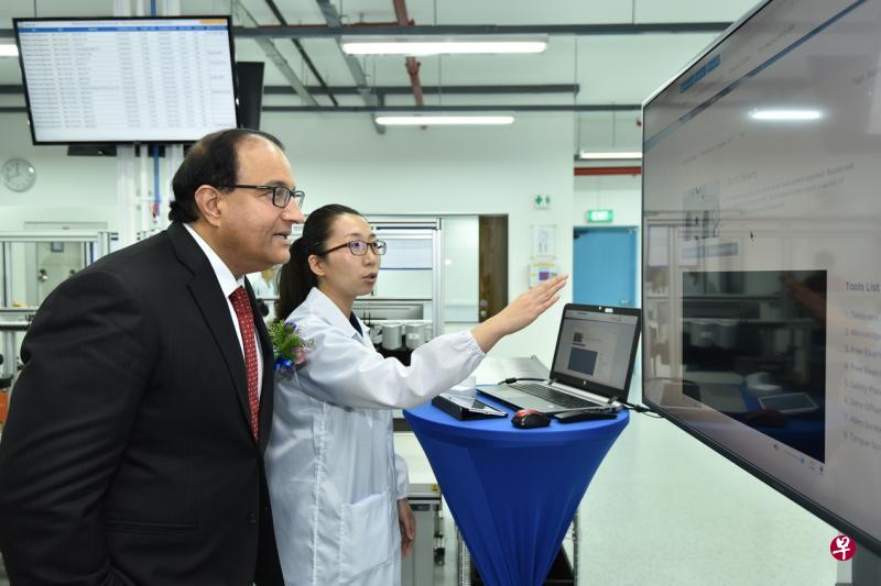 贸工部长(工业)易华仁参观刚开幕的Feinmetall数码制造中心,聆听工作人员讲解公司采用的数码科技。(A*STAR提供) 贸工部长(工业)易华仁参观刚开幕的Feinmetall数码制造中心,聆听工作人员讲解公司采用的数码科技。(A*STAR提供)