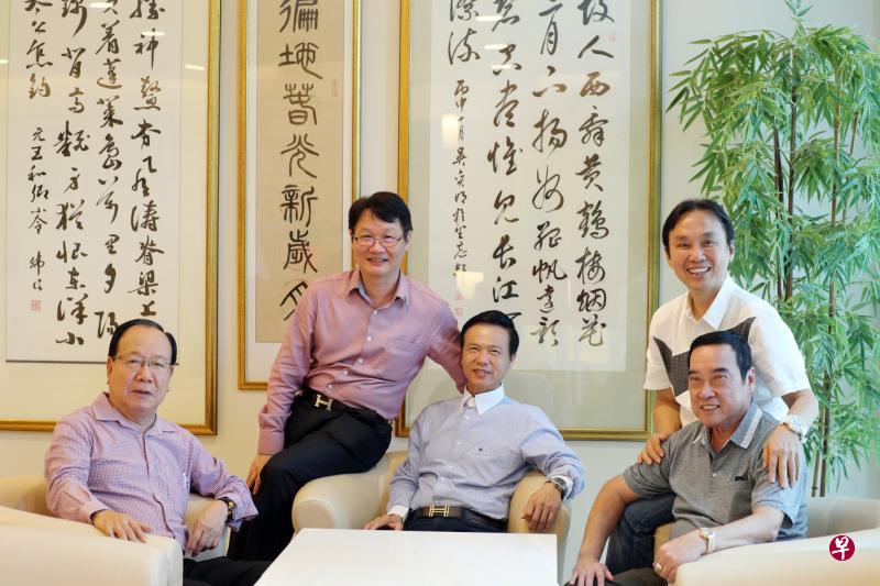 醉花林俱乐部董事部出重资邀广东省百花潮剧团前来为乡亲演戏,左起为黄海庆、许悦明、张建安、洪振群和陈可成。(李天錡摄) 醉花林俱乐部董事部出重资邀广东省百花潮剧团前来为乡亲演戏,左起为黄海庆、许悦明、张建安、洪振群和陈可成。(李天錡摄)