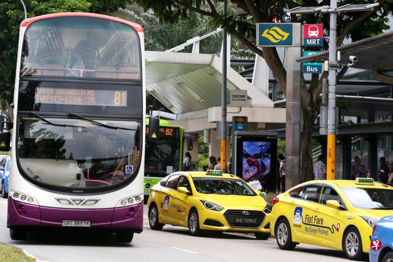 康福德高透露,乘搭巴士或地铁转搭德士的乘客每天有“好几千人”,有时达“数万人”,该公司希望吸引更多公交乘客使用它的德士服务。(何家俊摄) 康福德高透露,乘搭巴士或地铁转搭德士的乘客每天有“好几千人”,有时达“数万人”,该公司希望吸引更多公交乘客使用它的德士服务。(何家俊摄)