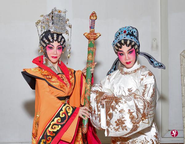 司徒海嫦(右)与黄晓玲在《女巡按谢瑶环》里分饰谢瑶环和武则天。(主办方提供) 司徒海嫦(右)与黄晓玲在《女巡按谢瑶环》里分饰谢瑶环和武则天。(主办方提供)