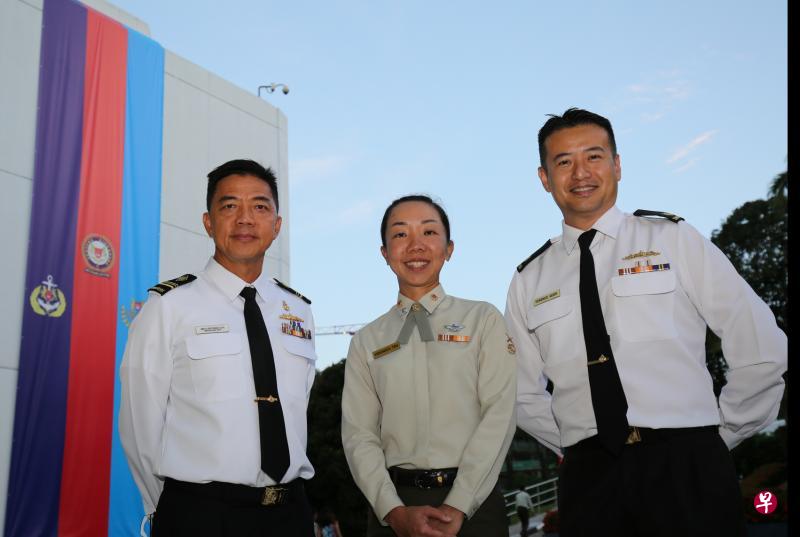 共519名军官、军事专才和准尉官昨天获擢升证书,其中包括海军部队士官长(Master Chief)ME5军事专才吴令炎(左起)、第48装甲营指挥官陈坤伶少校,以及目前在海军总部服务的郭俊豪少校(战备)。(梁麒麟摄) 共519名军官、军事专才和准尉官昨天获擢升证书,其中包括海军部队士官长(Master Chief)ME5军事专才吴令炎(左起)、第48装甲营指挥官陈坤伶少校,以及目前在海军总部服务的郭俊豪少校(战备)。(梁麒麟摄)