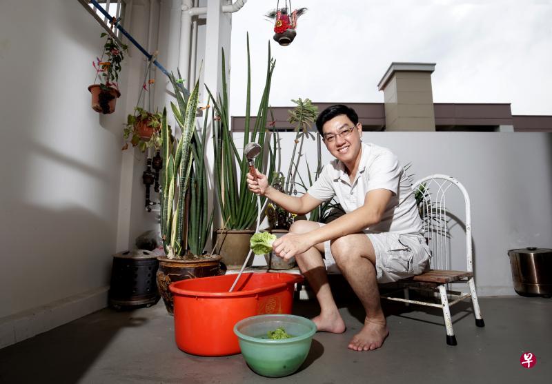 自小在贫寒家庭长大的颜王憑从小养成省水习惯,至今还常用洗菜的水浇花。(陈渊庄摄) 自小在贫寒家庭长大的颜王憑从小养成省水习惯,至今还常用洗菜的水浇花。(陈渊庄摄)