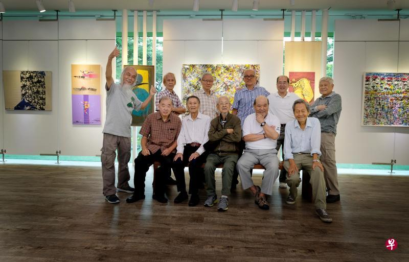 参与现代画画展的画家：（前排左起）唐近豪、何和应、邱瑞福、陈彬章、蔡荣恩、（后排左起）刘培和、郑志道、梁其栋、林龙成、沈板亮、孙琴安。姚照宏不在图中。