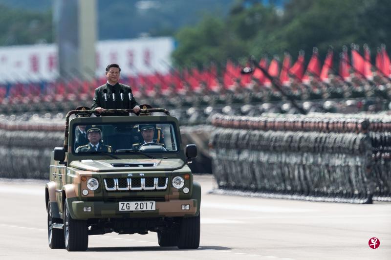 中共总书记、中国国家主席、中央军委主席习近平昨天上午在石岗军营进行了香港回归以来最大规模的阅兵。(法新社) 中共总书记、中国国家主席、中央军委主席习近平昨天上午在石岗军营进行了香港回归以来最大规模的阅兵。(法新社)