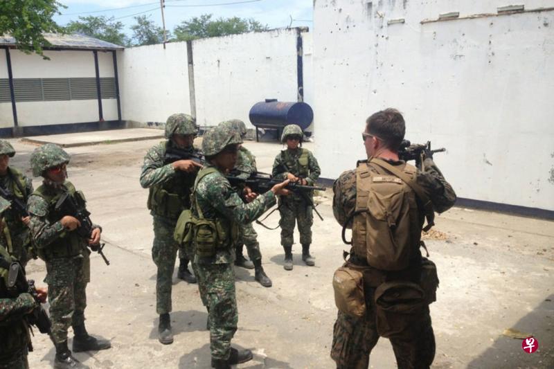 美国驻马尼拉大使馆日前发出的照片显示,在菲东北部的三描礼士省,美国海军陆战队员在指导菲海军陆战队员怎么打巷战。(互联网) 美国驻马尼拉大使馆日前发出的照片显示,在菲东北部的三描礼士省,美国海军陆战队员在指导菲海军陆战队员怎么打巷战。(互联网)