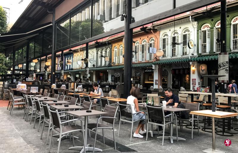 卡佩芝台不少餐饮店设有吸烟角落,由于乌节路公共场所将全面禁烟,这些业者必须在明年7月1日之前撤除吸烟角落。(陈斌勤摄) 卡佩芝台不少餐饮店设有吸烟角落,由于乌节路公共场所将全面禁烟,这些业者必须在明年7月1日之前撤除吸烟角落。(陈斌勤摄)