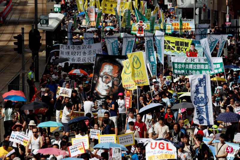 香港今天“七一”游行的人数比去年少,其中一个原因可能是新一届政府上场,市民抱有观望态度。(路透社) 香港今天“七一”游行的人数比去年少,其中一个原因可能是新一届政府上场,市民抱有观望态度。(路透社)