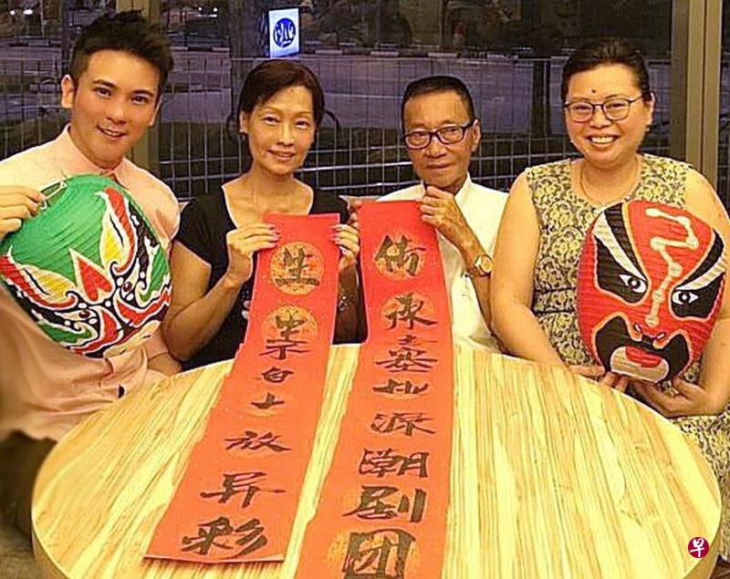 沈炜竣(左一)上个月从许亚峇(右二)和太太林佳英(左二)手中接管老赛桃源潮剧团,右为见证人潘迎芬。(受访者提供) 沈炜竣(左一)上个月从许亚峇(右二)和太太林佳英(左二)手中接管老赛桃源潮剧团,右为见证人潘迎芬。(受访者提供)