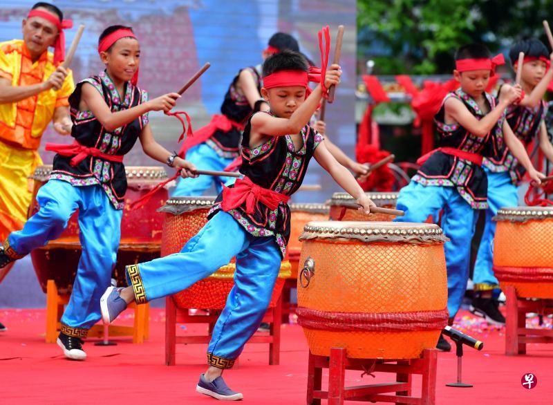一群瑶族少年在表演舞蹈《壮鼓》，将庆典推向高潮。（新华社）