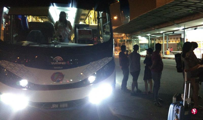 旅游公司事后安排另一辆替代巴士来接乘客。(受访者提供) 旅游公司事后安排另一辆替代巴士来接乘客。(受访者提供)