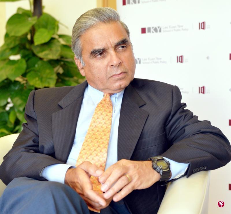 国大李光耀公共政策学院院长马凯硕(左)与我国巡回大使比拉哈里,就新加坡作为小国应在大国面前有什么样的外交姿态意见分歧。(档案照片) 国大李光耀公共政策学院院长马凯硕(左)与我国巡回大使比拉哈里,就新加坡作为小国应在大国面前有什么样的外交姿态意见分歧。(档案照片)