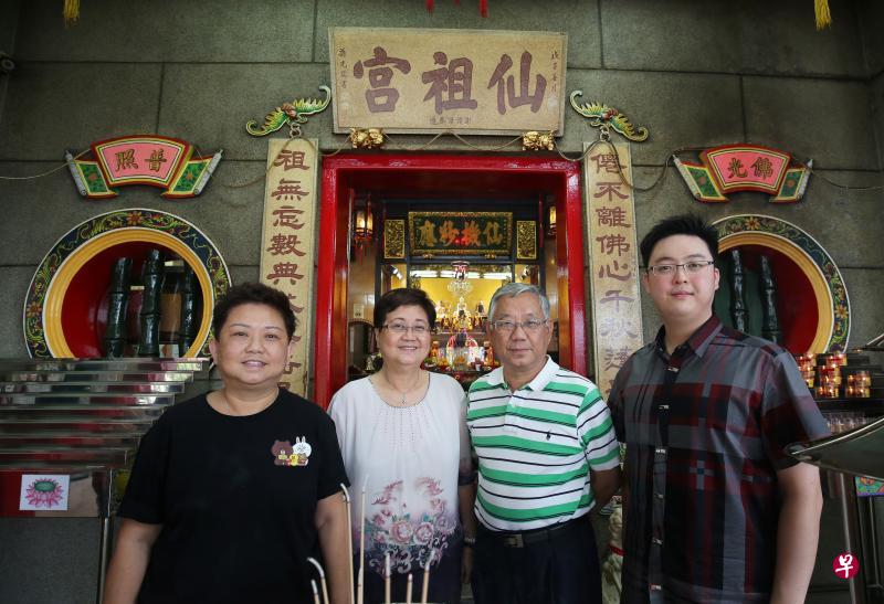 厦门街仙祖宫今年庆祝150周年庆典,左起是信托人郑爱珠、郑召稚、郑顺利和负责考证庙宇历史的洪奕彬。(陈福洲摄) 厦门街仙祖宫今年庆祝150周年庆典,左起是信托人郑爱珠、郑召稚、郑顺利和负责考证庙宇历史的洪奕彬。(陈福洲摄)