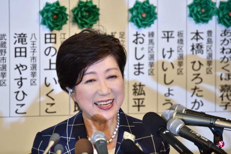 小池百合子在其领导的地区政党成为东京都议会第一大党后,笑容满面地接受记者的采访。(法新社) 小池百合子在其领导的地区政党成为东京都议会第一大党后,笑容满面地接受记者的采访。(法新社)