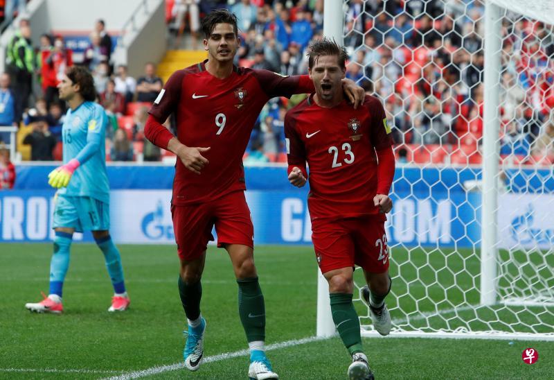葡萄牙候补阿德里安·席尔瓦(23号)在攻入致胜罚球后,和安德烈·席尔瓦(9号)一同庆祝。(路透社) 葡萄牙候补阿德里安·席尔瓦(23号)在攻入致胜罚球后,和安德烈·席尔瓦(9号)一同庆祝。(路透社)