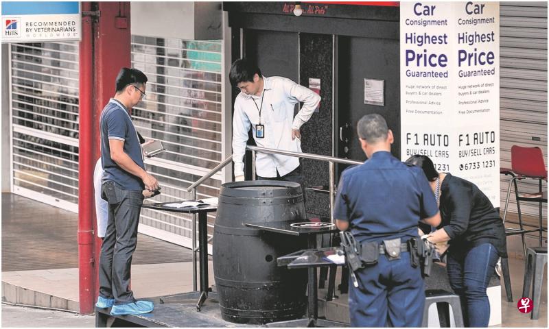 查案人员案发后在食阁外搜证。(摄影/龙雪明) 查案人员案发后在食阁外搜证。(摄影/龙雪明)