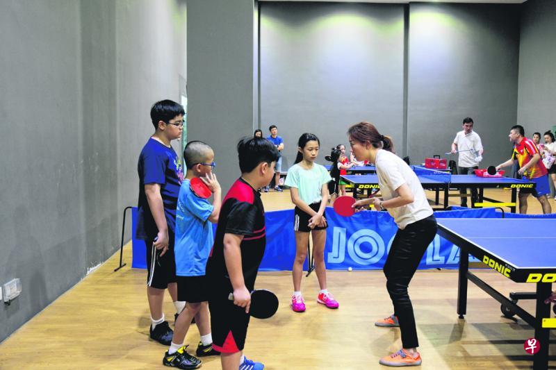 我国乒乓球退役名将李佳薇(右一)向小学员讲解和示范打球的正确姿势。(李佳薇提供) 我国乒乓球退役名将李佳薇(右一)向小学员讲解和示范打球的正确姿势。(李佳薇提供)