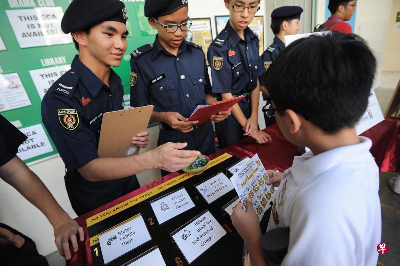 蒙福中学作为试行以中学生为对象的“保家安民计划”的学校之一,校内的全国学生警察团和全国学生民防团积极参与,通过简单游戏向蒙福小学学生传达防范犯罪与反恐的信息。(档案照片) 蒙福中学作为试行以中学生为对象的“保家安民计划”的学校之一,校内的全国学生警察团和全国学生民防团积极参与,通过简单游戏向蒙福小学学生传达防范犯罪与反恐的信息。(档案照片)