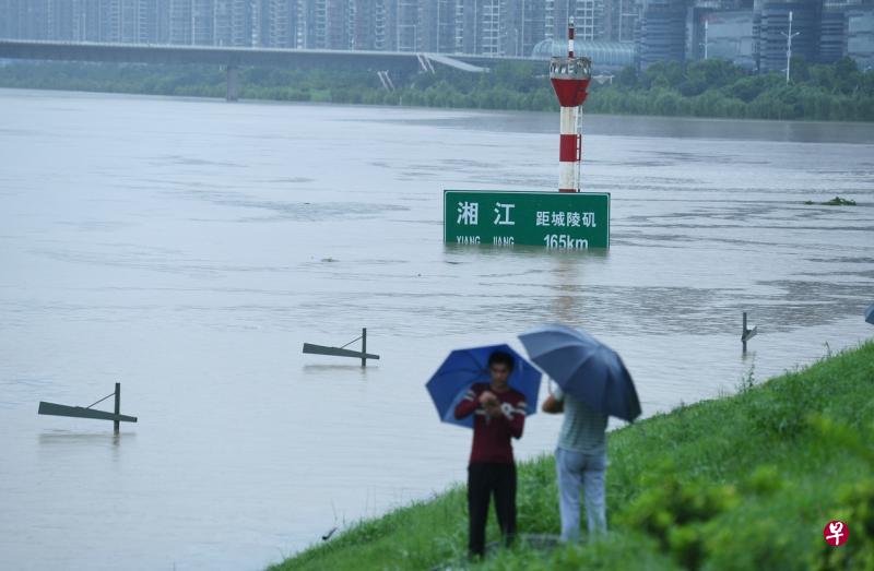 湘江上周暴涨，长沙沿江风光带上的指路牌被淹没大半。