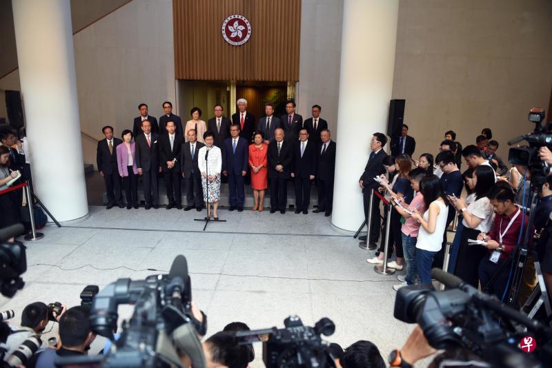 林郑月娥(前排中)昨天召开首次行政会议后,连同政务司司长、财政司司长和全体非官方成员会见传媒。(中通社) 林郑月娥(前排中)昨天召开首次行政会议后,连同政务司司长、财政司司长和全体非官方成员会见传媒。(中通社)