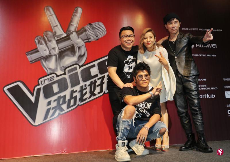 《The Voice决战好声》的四位明星导师:曹格(前排蹲下)、陈奂仁(后排左起)、丁当和伍思凯首次同台亮相。 《The Voice决战好声》的四位明星导师:曹格(前排蹲下)、陈奂仁(后排左起)、丁当和伍思凯首次同台亮相。