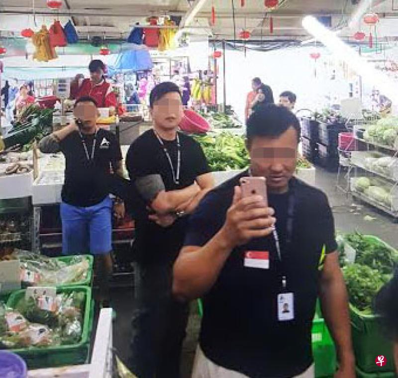 四壮汉昨上门向蔬菜摊讨钱。(读者提供) 四壮汉昨上门向蔬菜摊讨钱。(读者提供)