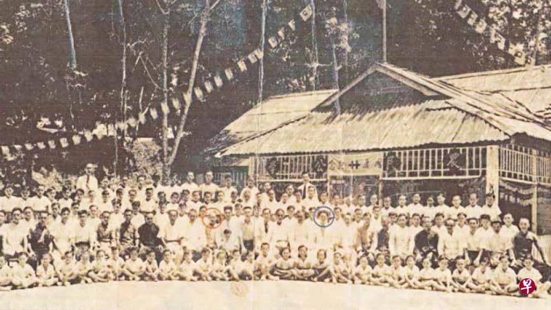 农民公学早年的师生合照，捐地建校的谢世克（小红圈）和学校董事何良煌（小蓝圈）也在其中。 （档案照）