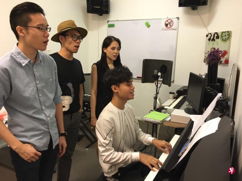 南艺戏剧系学生黄德华(坐者)召集一群志同道合的同学,带来充满奇想和悬疑的中文独立制作《谁是我?》。(受访者提供) 南艺戏剧系学生黄德华(坐者)召集一群志同道合的同学,带来充满奇想和悬疑的中文独立制作《谁是我?》。(受访者提供)