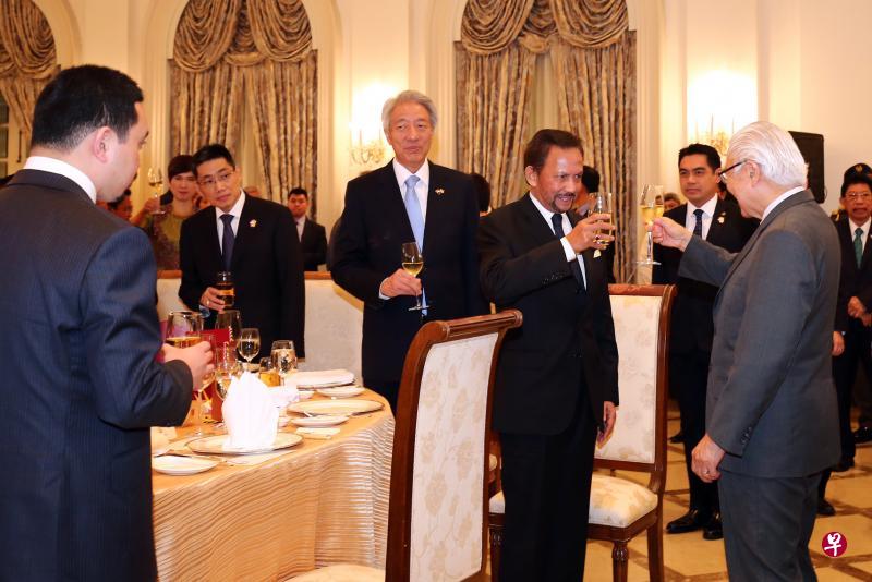 陈庆炎总统(右一)和文莱苏丹波基亚(右二)昨晚在总统府举行的国宴上举杯祝贺两国的特殊友谊。站在苏丹后面的是副总理兼国家安全统筹部长张志贤,左一背对镜头的是文莱王子阿都马利克。(萧紫薇摄) 陈庆炎总统(右一)和文莱苏丹波基亚(右二)昨晚在总统府举行的国宴上举杯祝贺两国的特殊友谊。站在苏丹后面的是副总理兼国家安全统筹部长张志贤,左一背对镜头的是文莱王子阿都马利克。(萧紫薇摄)