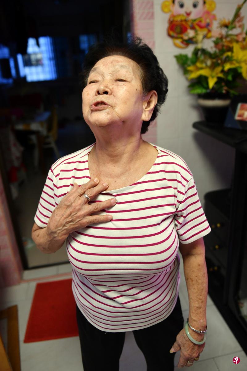 老妇卓爱向记者叙述事发经过。(陈思源 摄影) 老妇卓爱向记者叙述事发经过。(陈思源 摄影)