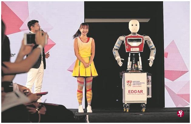 女艺人陈欣淇今年首次挑起主持大梁,站在她旁边的机器人Edgar,也是主持人之一。(联合早报) 女艺人陈欣淇今年首次挑起主持大梁,站在她旁边的机器人Edgar,也是主持人之一。(联合早报)