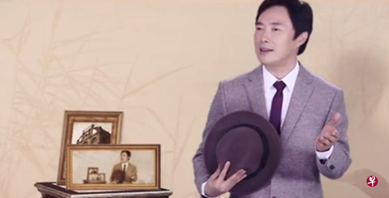 在《回魂》MV中,费玉清从相框中“复活”到现实空间,在留声机旁动情演唱。 在《回魂》MV中,费玉清从相框中“复活”到现实空间,在留声机旁动情演唱。