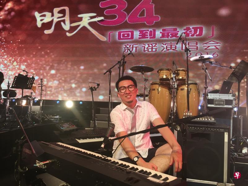 本地音乐人杨奋郁今年跟着张学友巡回演出,他是乐队中的键盘手。(杨奋郁提供) 本地音乐人杨奋郁今年跟着张学友巡回演出,他是乐队中的键盘手。(杨奋郁提供)