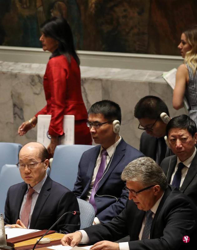 联合国安理会召开紧急会议，身穿红衣的美国大使黑莉恫言对朝鲜动武，中国常驻代表刘结一（左一）称军事手段不应成为解决朝鲜半岛问题的选项。（法新社）