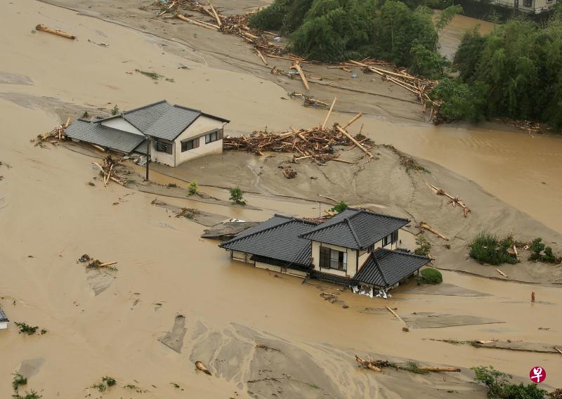 台风“南玛都”为日本九州地区带来强降雨,导致山洪暴发,冲毁民宅。(法新社) 台风“南玛都”为日本九州地区带来强降雨,导致山洪暴发,冲毁民宅。(法新社)