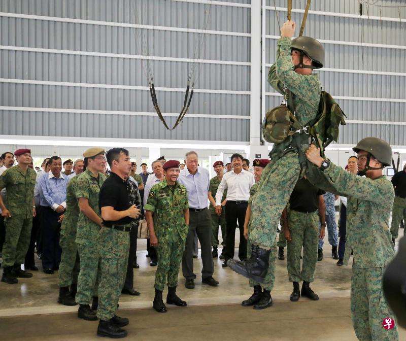 ▲文莱苏丹波基亚(前排左三)昨天在我国国防部长黄永宏医生(前排左四)陪同下,到巴西立军营观看反恐部队攻入建筑物和红狮跳伞队成员的自由落体示范。(陈福洲摄) ▲文莱苏丹波基亚(前排左三)昨天在我国国防部长黄永宏医生(前排左四)陪同下,到巴西立军营观看反恐部队攻入建筑物和红狮跳伞队成员的自由落体示范。(陈福洲摄)