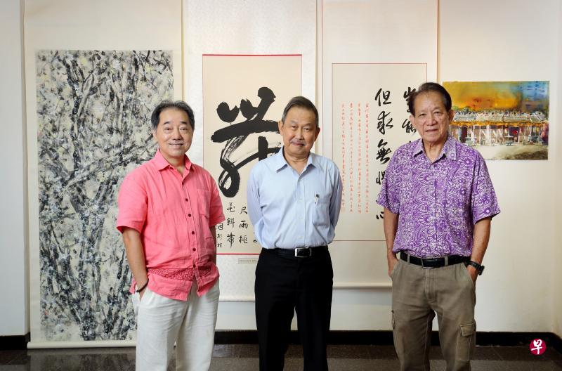 参与新加坡艺术总会50年美展的成员:新加坡艺术协会会长赵振强(左一)、新加坡水彩画会会长谢江水(右一)和艺术总会副会长何钰峰合影。 参与新加坡艺术总会50年美展的成员:新加坡艺术协会会长赵振强(左一)、新加坡水彩画会会长谢江水(右一)和艺术总会副会长何钰峰合影。