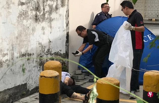 身材魁梧的文身汉,离奇坐死芽笼后巷。(林煇智摄) 身材魁梧的文身汉,离奇坐死芽笼后巷。(林煇智摄)