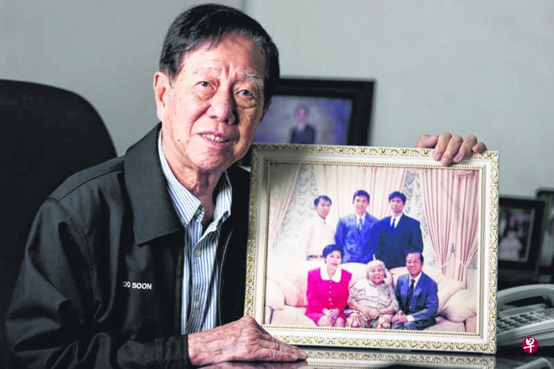 黄裕顺手持多年前拍摄的全家福的发黄旧照片感叹说:我当初听从母亲的话说我比较聪明、成功, 要多照顾家人兄弟侄儿们,分些公司股权给他们,供给侄儿们出国读书,可是最后的情况却令人深感遗憾。(受访者提供) 黄裕顺手持多年前拍摄的全家福的发黄旧照片感叹说:我当初听从母亲的话说我比较聪明、成功, 要多照顾家人兄弟侄儿们,分些公司股权给他们,供给侄儿们出国读书,可是最后的情况却令人深感遗憾。(受访者提供)