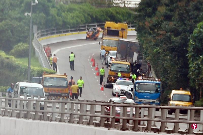 实里达快速公路昨天发生漏油事故,引发多起车祸。(新明日报) 实里达快速公路昨天发生漏油事故,引发多起车祸。(新明日报)