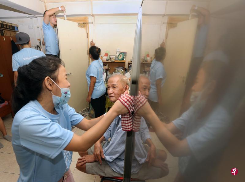 刘清喜(右一)的租赁组屋经义工打扫后,变得焕然一新。(严宣融摄) 刘清喜(右一)的租赁组屋经义工打扫后,变得焕然一新。(严宣融摄)