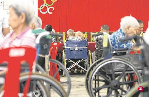 关心乐龄的社工都表示,义工无法取代子女的角色,希望子女至少每周上门一次。(档案照) 关心乐龄的社工都表示,义工无法取代子女的角色,希望子女至少每周上门一次。(档案照)